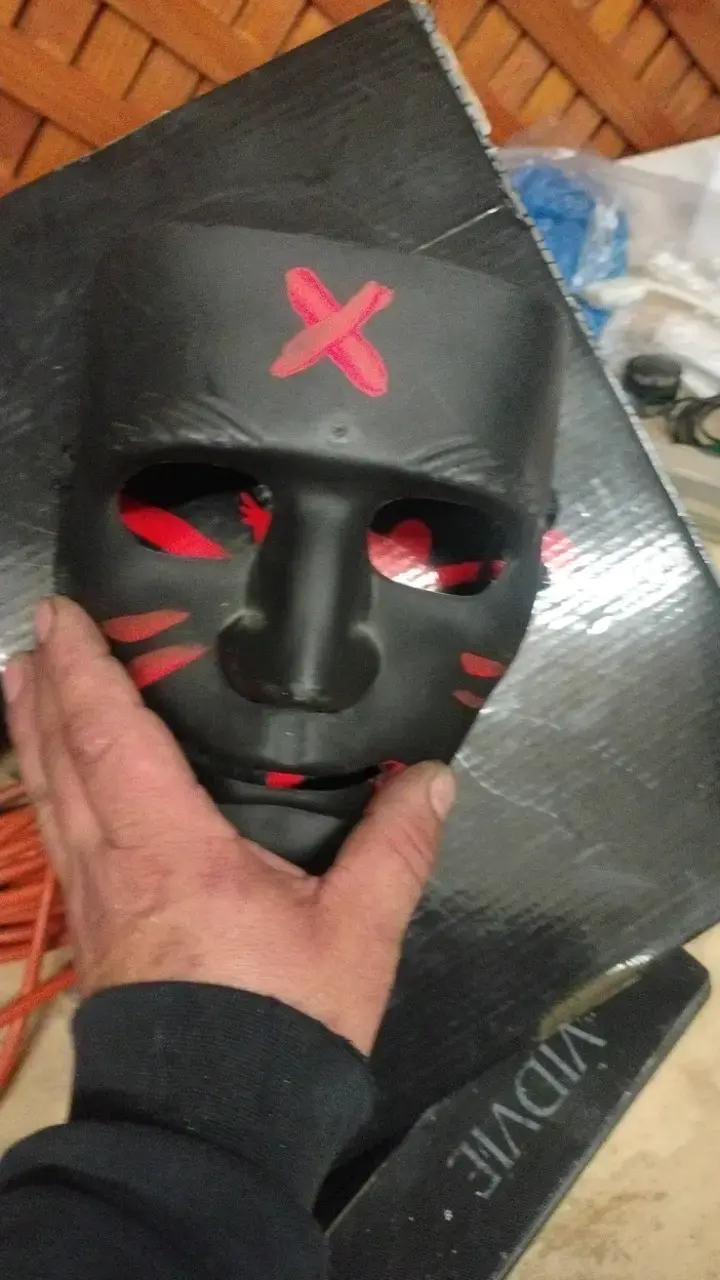 Máscara de calavera y máscara negra con diseño - 3