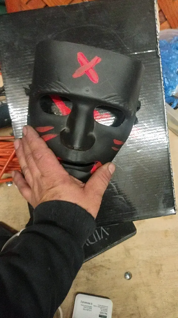 Máscara de calavera y máscara negra con diseño - 4