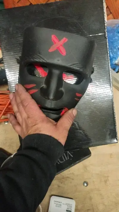 Máscara de calavera y máscara negra con diseño - miniatura 4