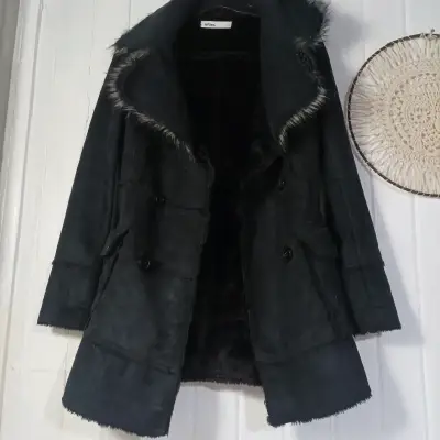 Abrigo negro con cuello de piel sintética para mujer - miniatura 1