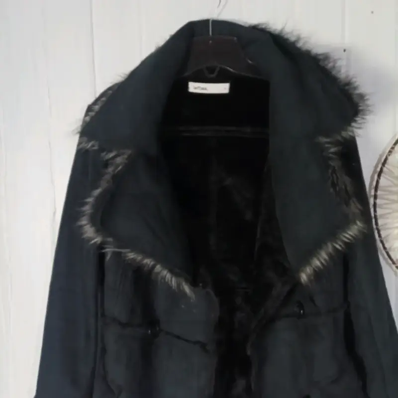Abrigo negro con cuello de piel sintética para mujer - 2