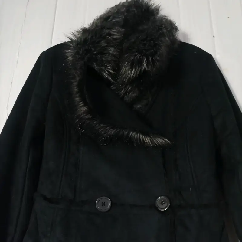 Abrigo negro con cuello de piel sintética para mujer - 3