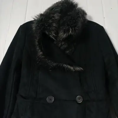 Abrigo negro con cuello de piel sintética para mujer - miniatura 3