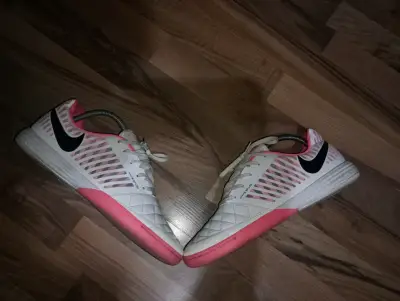 Zapatillas deportivas Nike blancas y rosadas - miniatura 1