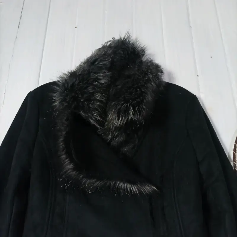 Abrigo negro con cuello de piel sintética para mujer - 4