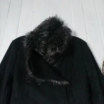 Abrigo negro con cuello de piel sintética para mujer - miniatura 4