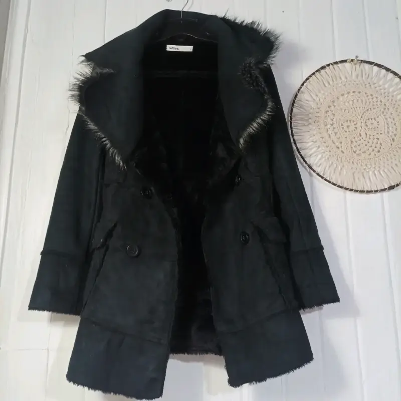 Abrigo negro con cuello de piel sintética para mujer - 5