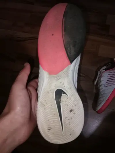Zapatillas deportivas Nike blancas y rosadas - miniatura 2