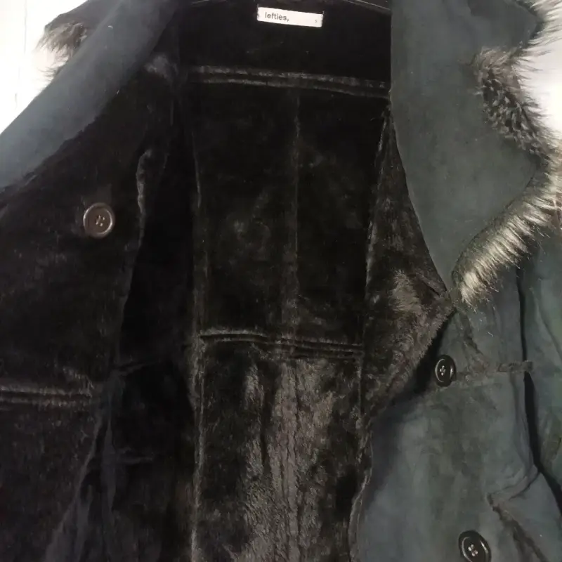 Abrigo negro con cuello de piel sintética para mujer - 6