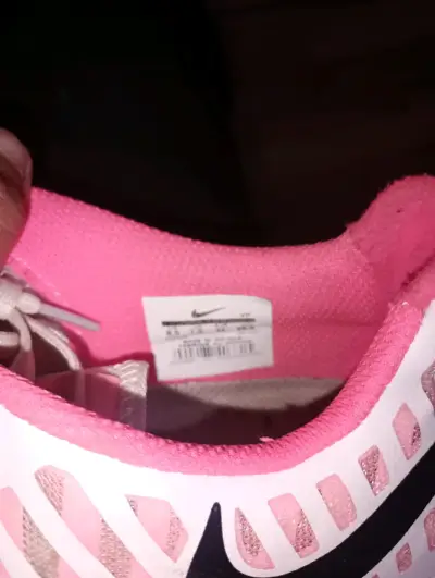 Zapatillas deportivas Nike blancas y rosadas - miniatura 3