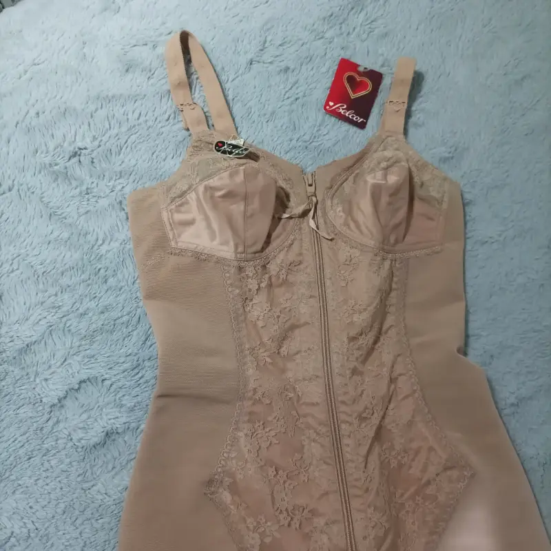 Faja modeladora beige con encaje y cierre - 1