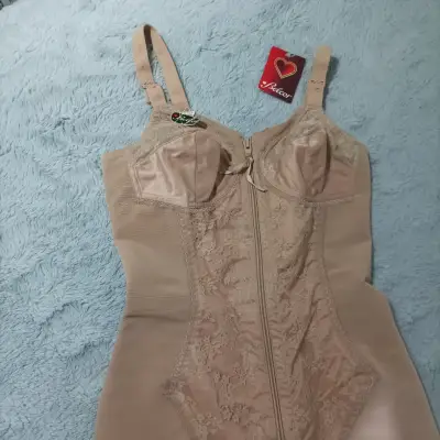 Faja modeladora beige con encaje y cierre - miniatura 1
