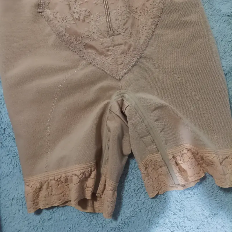 Faja modeladora beige con encaje y cierre - 2