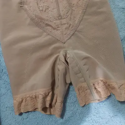 Faja modeladora beige con encaje y cierre - miniatura 2