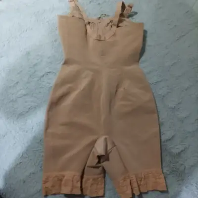 Faja modeladora beige con encaje y cierre - miniatura 3