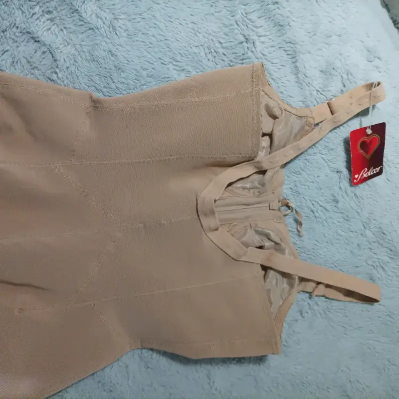 Faja modeladora beige con encaje y cierre - 4