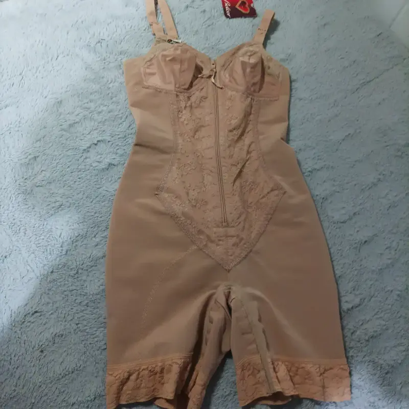 Faja modeladora beige con encaje y cierre - 6