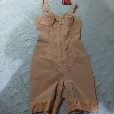 Faja modeladora beige con encaje y cierre - miniatura 6