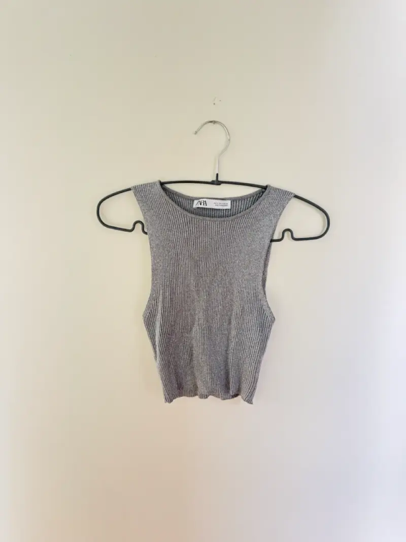 Top sin mangas gris Zara talla S - 1