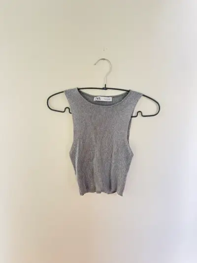 Top sin mangas gris Zara talla S - miniatura 1