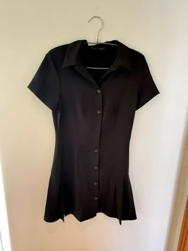 Vestido negro corto de Zara con botones - 1
