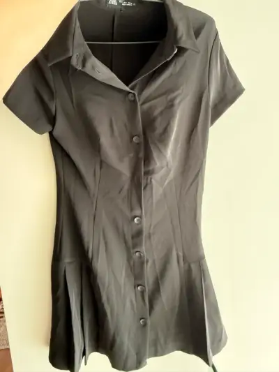 Vestido negro corto de Zara con botones - miniatura 2