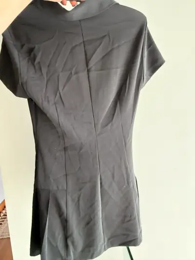 Vestido negro corto de Zara con botones - miniatura 3