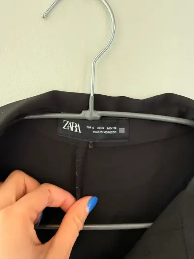 Vestido negro corto de Zara con botones - miniatura 4