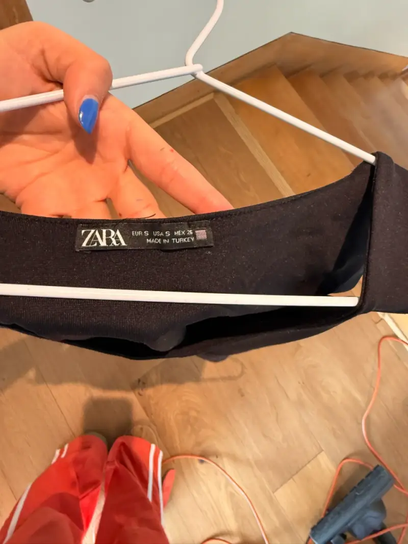 Polera sin mangas negra Zara - 3