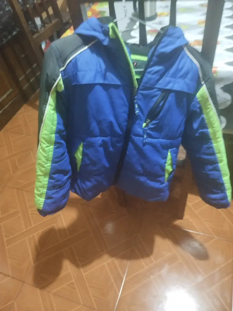 Chaqueta de invierno azul y verde para niño