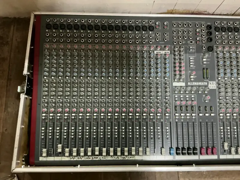 Consola de mezcla Allen & Heath ZED 436 en buen estado - 2