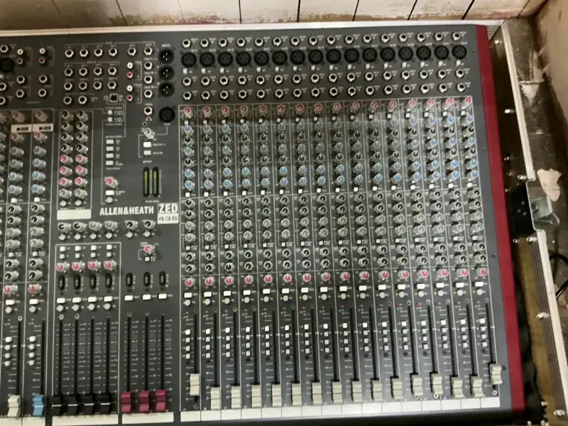Consola de mezcla Allen & Heath ZED 436 en buen estado - 3