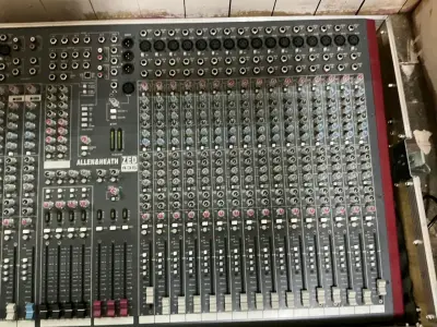 Consola de mezcla Allen & Heath ZED 436 en buen estado - miniatura 3