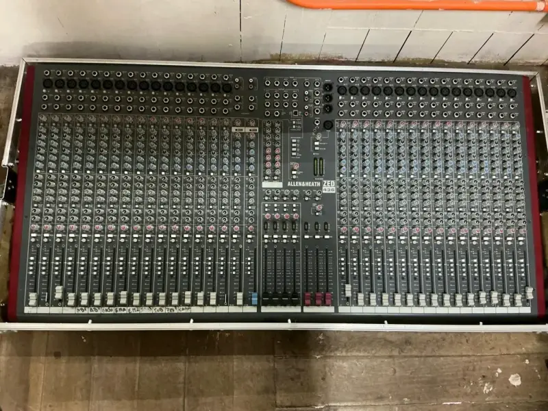 Consola de mezcla Allen & Heath ZED 436 en buen estado - 4