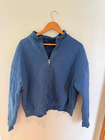 Chaqueta azul acolchada con cierre para mujer - miniatura 1