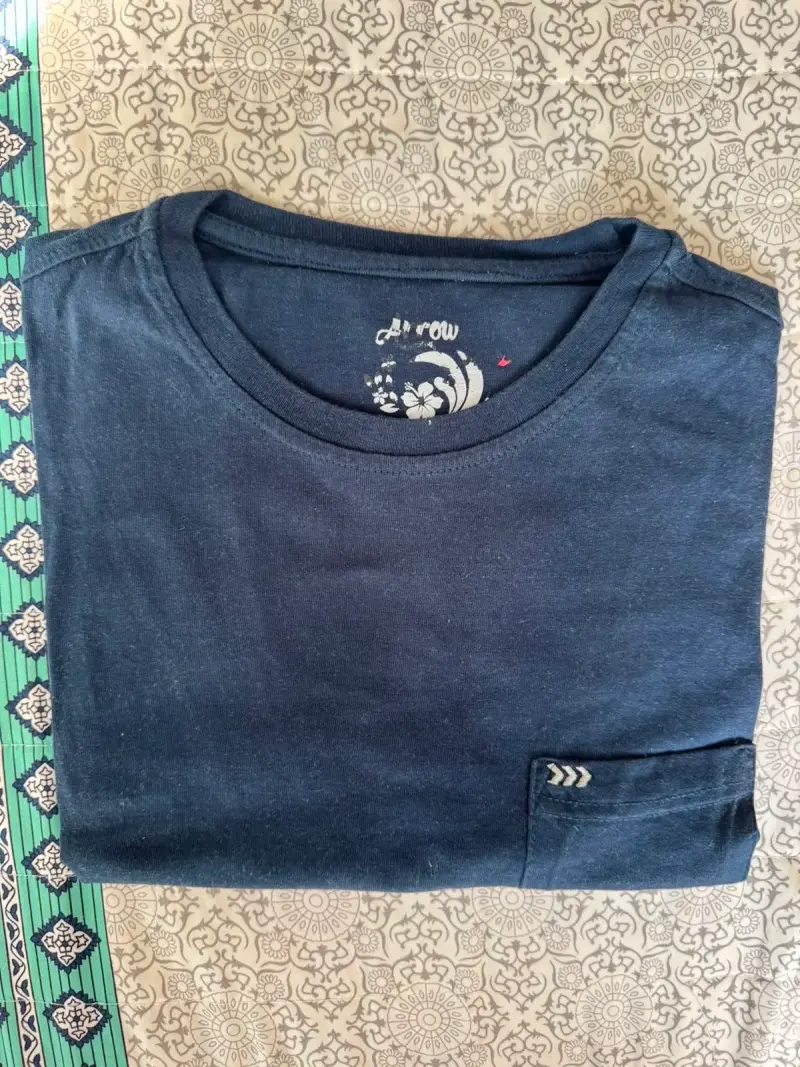 Polera azul marino con bolsillo Arrow - 2