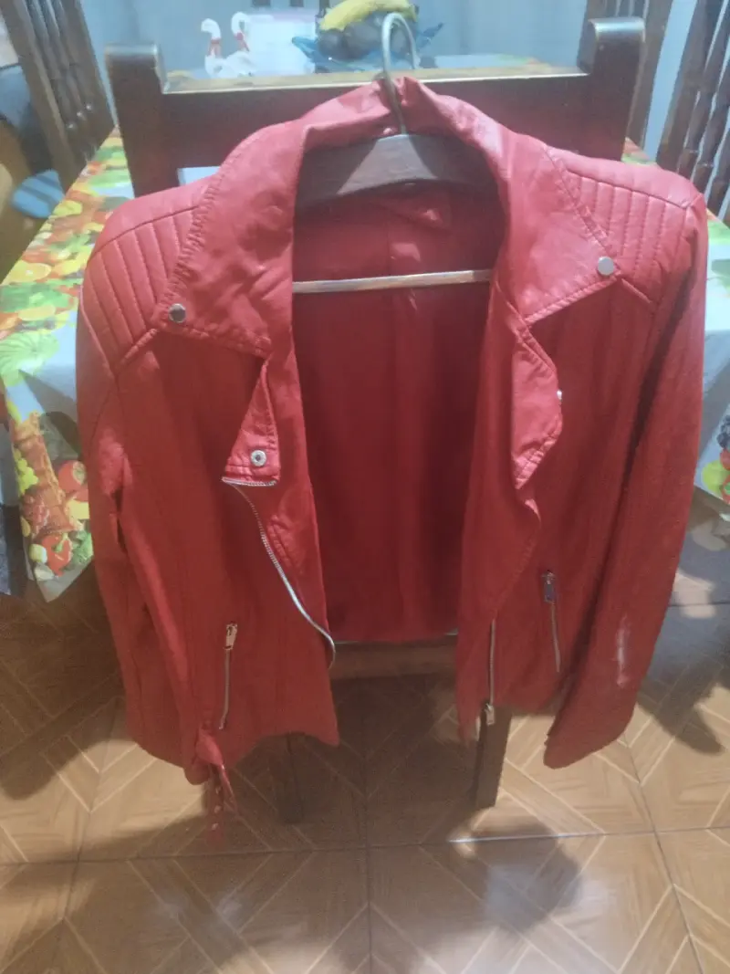 Chaqueta de cuero sintético roja para mujer
