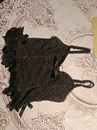 Top de encaje negro con lazos - miniatura 2