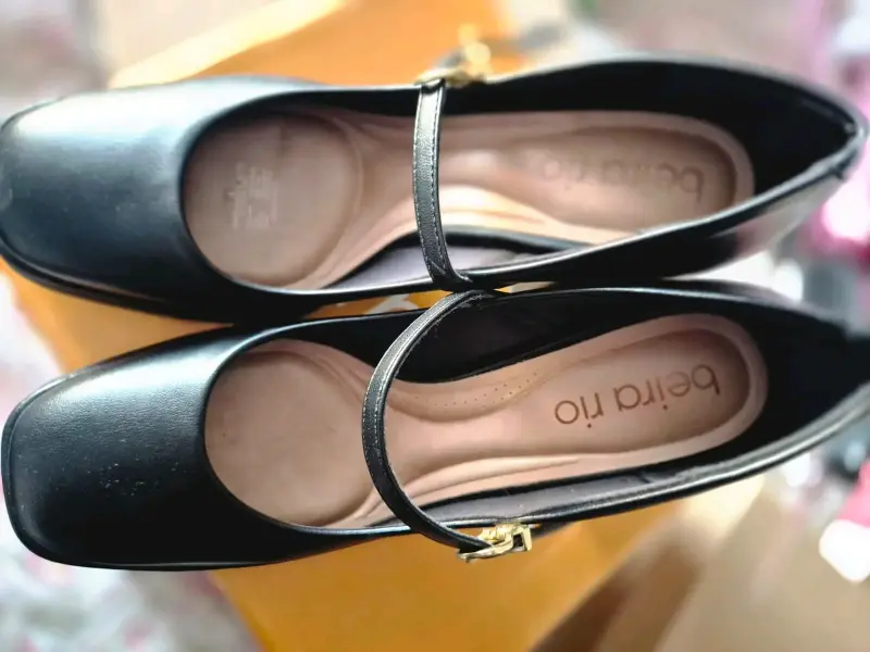 Zapatos de tacón negro con correa Beira Rio - 2