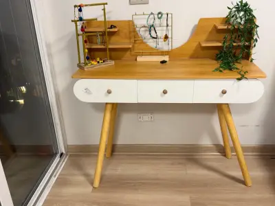 Escritorio de madera con estantes y cajones - miniatura 1