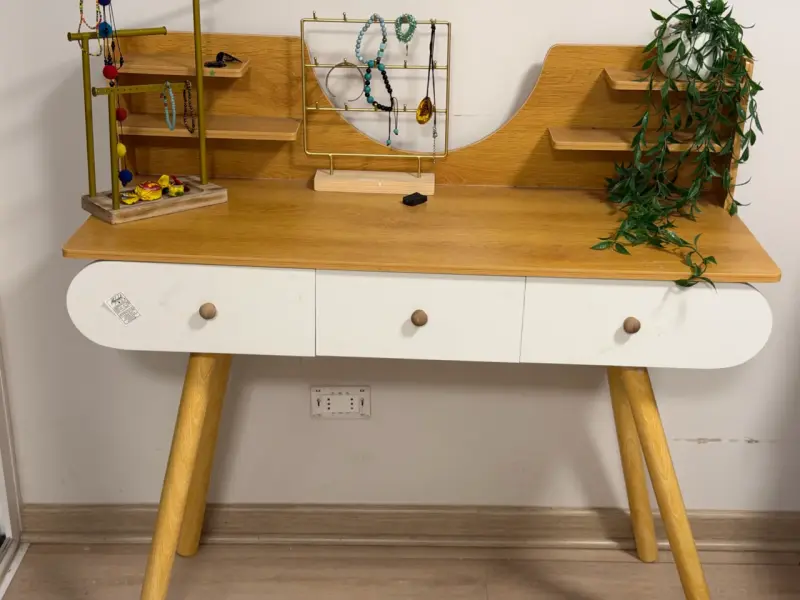 Escritorio de madera con estantes y cajones - 2