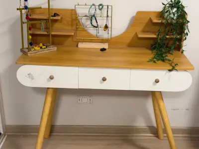 Escritorio de madera con estantes y cajones - miniatura 2