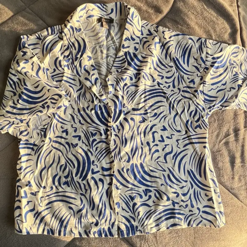 Camisa de verano estampada azul y blanca Primark - 1
