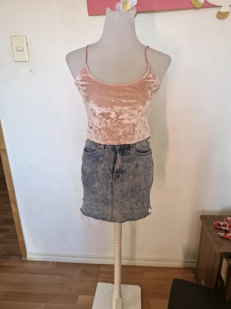 Conjunto de top de terciopelo y falda de mezclilla - 2