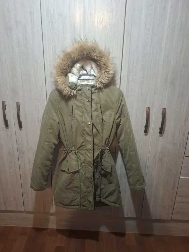 Parka de mujer verde con capucha de piel sintética - 2