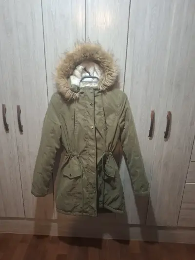 Parka de mujer verde con capucha de piel sintética - miniatura 2