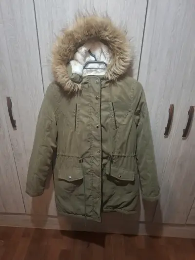 Parka de mujer verde con capucha de piel sintética - miniatura 4