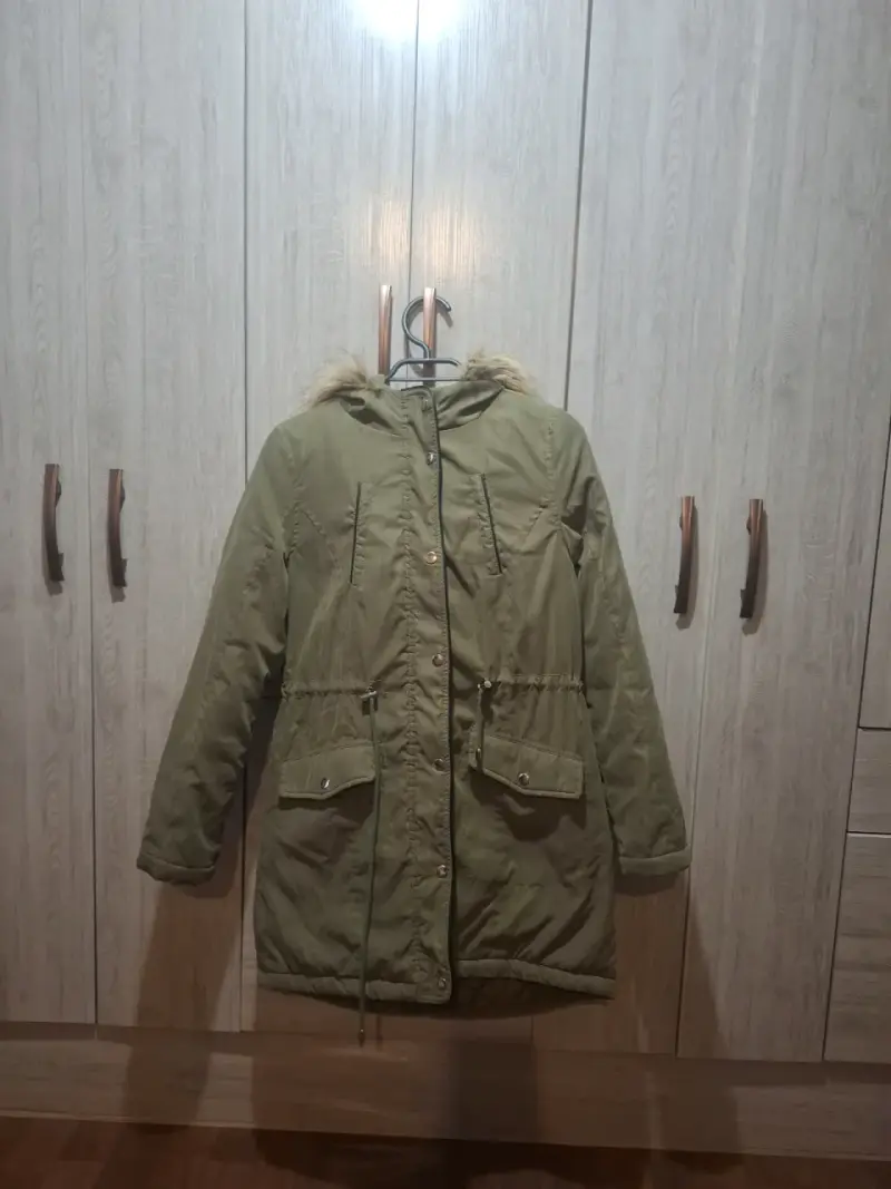 Parka de mujer verde con capucha de piel sintética - 5