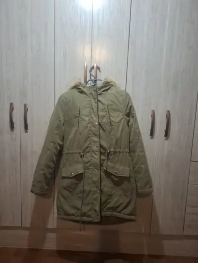Parka de mujer verde con capucha de piel sintética - miniatura 5