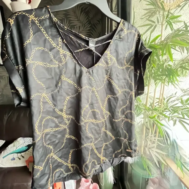 Blusa negra con estampado de cadenas - 1